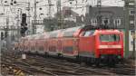 120 207 schiebt hier den RE 9 aus dem Klner Hbf in Richtung Aachen.