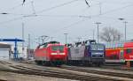 Im Bw Rostock Hbf zeigt sich am trben 27.03.2010 die 120 203 neben der RBH-Lok 143 286.