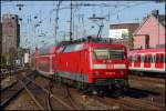 120 207 schiebt hier den RE 9 aus den Klner Hauptbahnhof in Richtung Aachen.