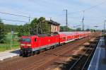 In den verwahrlosten Bahnhof Priort rollt die Cottbuser 143 642 ein.Geknipst am 24.05.2011.