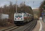 Seit Fahrplanwechsel gibt es wieder planmäßigen Fernverkehr auf der Ruhr-Sieg-Strecke. Zwar passt es noch nicht so ganz mit der Pünktlichkeit, wie ich bei den letzten Fahrten mit den Zügen gemerkt habe, aber ich bin froh über die direkten Verbindungen nach Dortmund/Münster und Co.. Hier düst 147 576 mit IC Richtung Frankfurt am 05.02.2022 durch Littfeld.