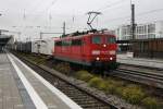 Mit einem Zug mit Sattelaufliegern durchfhrt 151 037-9 am 20.10.11 Mnchen Ostbahnhof Richtung Mnchen Ost Rbf.