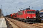 Mit dem Schadwagenzug 52978 nach Eberswalde zeigt sich am 11.03.2011 die 155 033 in einem kurzen Sonnenloch.