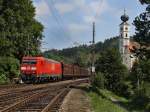 Die 185 041 am 31.07.2010 mit einem Gterzug bei der Durchfahrt in Wernstein.