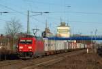 Mit einem langen Containerzug am Haken fuhr 185 317-5 durch Tostedt am 14.1.12.