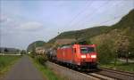 185 033 mit gemischtem Güterzug in Richtung Süden am 10.04.14 in Leutesdorf