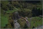 Die DB E 185 138-5 schiebt beim Wattinger Kehrtunnel der Gotthard Nordrampe den  Winner -Zug nach.