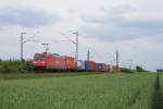 185 236-7 mit einem Containerzug bei der Durchfahrt durch Neuss-Allerheiligen am 29.05.10