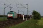 E 186 203 (2811) Cobra mit einem gemischten Gterzug bei der Durchfahrt durch Neuss-Allerheiligen am 29.05.10