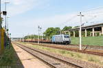 187 303-3 Railpool GmbH für SETG - Salzburger Eisenbahn TransportLogistik GmbH mit einem leeren Holzzug in Großwudicke und fuhr weiter in Richtung Rathenow.