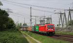 187 139 am 12.05.18 mit Containerzug in Richtung Hamburger Hafen in Dradenau