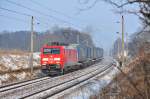 Mit dem KT 42153(Rostock Seehafen-Verona Q.E) rollt die 189 059 am 15.01.2013 durch Sildemow.