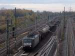 Am 25.10.2013 fuhr ES 64 F4-083 (189 983-0) mit Kesselwagenzug durch Halle Saale.