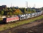 Am 29.09.2013 fuhr 189 800-6 mit langen Autozug durch Halle Saale.