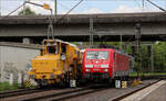 189 006 lieferte sich ein ungleiches Rennen mit einem Gleisbauzug am 04.05.2024 in Hamburg Harburg