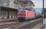 Die (ex DB) WRS 193 302 (91 80 6193 302-7 D-WRSCH) steht mit einem langen Kesselwagenzug in einige Zeit in Lausanne bevor ihre Fahrt weitergeht.