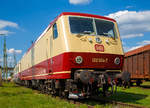 Die 120 004-7 im Farbdesign wie bei Ablieferung (1980), ex DB 752 004-2 am 09.04.2016 im DB Museum Koblenz, Vorserien-Lokomotive der BR 120.
Die Vorserien-Lok wurde1980 von Henschel unter der Fabriknummer 32018 gebaut. Die Lok 120 004 war die erste Hochleistungslok mit Scheibenbremsen der DB.

Die Baureihe 120 ist eine Elektrolokomotivbaureihe der Deutschen Bahn AG und gilt als die erste in Serie gebaute Drehstrom-Lokomotive (mit elektronischen Umrichtern) der Welt. Sie stellt einen Meilenstein in der Entwicklung elektrischer Lokomotiven dar. Am 14. Mai 1979 wurde mit der 120 001 die erste Lokomotive mit Drehstromantriebstechnik an die damalige Deutsche Bundesbahn übergeben. Sie wurde zunächst für eine Höchstgeschwindigkeit von 160 km/h zugelassen und beim Betriebswerk Nürnberg Rbf praktisch erprobt. Bis Januar 1980 wurden ihre Schwestern 120 002-005 ausgeliefert. Das optische Erscheinungsbild der Baureihe 120 war prägend für das  Gesicht  der Deutschen Bundesbahn in den 1980er Jahren.

Die ersten fünf Prototypen der Baureihe 120.0 erhielten bei Ablieferung in den Jahren 1979/80 den purpurrot/elfenbeinfarbenen Farbanstrich der Trans-Europ-Express-Züge (TEE). Die insgesamt 60 in Auftrag gegebenen Serienloks der Baureihe 120.1 erhielten beginnend ab dem Jahr 1987 gleich das damals neu eingeführte orientrote Farbschema. Mit Einführung des verkehrsroten Farbschemas ab 1996 erhielten immer mehr Lokomotiven die neue, aktuelle Farbgebung.

Die fünf Vorserien-Lokomotiven wurden über die Jahre immer wieder zusammen mit den anderen 120ern im Plandienst eingesetzt, die meiste Zeit über dienten sie jedoch als Bahndienstfahrzeuge (sie bekamen dazu auch neue Nummern und wurden zur Baureihe 752) oder als Erprobungsträger für neue Technologien, die dann erstmals bei den E-Lok-Neubeschaffungen der späten 1990er Jahre in Serie verwendet wurden. Dazu gehörten z. B. Scheibenbremsen, die vorher aus Platzgründen bei Lokomotiven nicht eingesetzt werden konnten, oder neue Drehgestelle und Umrichter für die Baureihe 101. Stationiert waren die Versuchslokomotiven bei den Bundesbahnzentralämtern in Minden und München.

Bei der Entwicklung der Baureihe 101 zog ABB Henschel die 120 004 und 005 zu Hilfe. ABB Henschel hatte keinen modernen Prototypen, sondern lediglich ein Konzept mit dem Namen Eco2000 und eine Technologie-Demonstration auf Basis von den zwei damals bereits 15 Jahre alten umgebauten Vorserien-120ern.

Bei der Komponenten-Entwicklung für die Eco2000 stützte man sich auf die Vorserien-Loks der Baureihe 120, 120 004 und 005, die von ABB bereits 1992 umgebaut wurden, um neue Technologien in der Praxis erproben zu können. Die 120 005 hatte neue Stromrichter auf Basis von GTO-Thyristoren und eine neue Bordelektronik erhalten, 120 004 darüber hinaus auch vom ICE adaptierte Drehgestelle, Scheibenbremsen, den integrierten Gesamtantrieb (IGA) sowie einen biologisch abbaubaren Polyol-Ester als Kühlmittel für den Haupttransformator. Beide Loks legten in dieser Konfiguration große Strecken im planmäßigen IC-Dienst störungsfrei zurück. Die 120 004 kann zudem aufgrund der aufwändigen Umbauten als Prototyp der Baureihe 101 angesehen werden.

TECHNISCHE DATEN:
Spurweite: 1.435 mm
Achsfolge: Bo'Bo'
Eigengewicht:  84,0 t
Länge über Puffer: 19.200 mm
Drehzapfenabstand: 10.200 mm
Achsabstand im Drehgestell: 2.800 mm
Höchstgeschwindigkeit: 200 km/h
Dauerleistung: 4×1.400 kW = 5.600 kW (7.616 PS)
max. elektrische Bremskraft: 150 kN
Anfahrzugkraft: 340 kN
Fahrmotoren: 4 Drehstrom-Asynchron-Motoren
Antrieb: Hohlwellen-Kardan-Einzelachsantrieb
Stromsystem: 15 kV 16 2/3 Hz, Oberleitung