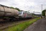 Die mit DACH-Zulassung (Deutschland, Österreich und Schweiz) an die DB Cargo AG vermietete Akiem 185 544-4 (91 80 6185 544-4 D-AKIEM), ex MRCE Dispolok (91 80 6185 544-4 D-DISPO), fährt am 21 Mai 2024 mit einem gemischten Güterzug von Kreuztal weiter in südlicher Richtung. Zuvor hatte sie beim Bahnhof Kreuztal länger Hp 0.

Nochmals einen lieben Gruß an den netten Lokführer zurück.

Die TRAXX F140 AC1 wurde 2005 von Bombardier Transportation GmbH in Kassel unter der Fabriknummer 33729 gebaut und an die MRCE - Mitsui Rail Capital Europe geliefert. An die AKIEM SAS wurde sie 2023 verkauft. Sie hat die Zulassungen für Deutschland, Österreich und die Schweiz (D/A/CH), die zugel. Höchstgeschwindigkeit beträgt 140 km/h. 