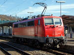 So ganz ohne Logo, wirkt eine Lok doch irgendwie „nackt“, zumal wie wenn sie einfarbig ist...
Die 111 213-5 (91 80 6111 213-5 D-ZUG) der smart rail GmbH (Mnchen) fhrt am 02.03.2023 auf Tfzf (Triebfahrzeugfahrt) durch den Bahnhof Betzdorf (Sieg) in Richtung Siegen.

Die Lok wurde 1984 von der Krauss-Maffei AG in Mnchen-Allach unter der Fabriknummer 19920 gebaut und als 111 213-5 an die Deutsche Bundesbahn geliefert. Bis 2021 war sie im Bestand der DB Regio AG. Ich gehe mal davon aus, man wird die Lok wohl bald in einer neuen Farbvariante sehen.

Die Baureihe 111 ist die Nachfolgerin der Schnellzuglok-Baureihe 110. Weil nach Ende der 110er-Produktion noch immer Bedarf an weiteren schnellfahrenden E-Loks bestand, wurde Anfang der 1970er Jahre von der damaligen Deutschen Bundesbahn entschieden, auf Basis bewhrter Teile der Baureihe 110 die Nachfolgereihe 111 zu entwickeln.

Besonderes Augenmerk legte man dabei auf die Verbesserung der Laufruhe bei hohen Geschwindigkeiten durch neue Drehgestelle und verbesserte Arbeitsbedingungen fr den Lokfhrer. Hierzu wurde vom Bundesbahn-Zentralamt in Mnchen und dem Hersteller Krauss-Maffei der DB-Einheitsfhrerstand entwickelt, der nach neuesten ergonomischen Erkenntnissen gestaltet wurde und bis heute bei den meisten Neubau-Lokomotiven und Steuerwagen zum Einsatz kommt.


Die Konstruktion der Baureihe 111 lehnt sich im wesentlich an die der Baureihe 110 an, wurde jedoch in Teilen entscheidend verbessert bzw. erweitert. Im mechanischen Teil ist dabei insbesondere auf die neuartigen Drehgestelle zu verweisen; die Radstze werden hierin ber Lemniskatenlenker gefhrt. Fr die Absttzung des Lokkastens kommen Flexicoilfedern zum Einsatz. Im elektrischen Teil der Baureihe 111 wurden die Fahrmotoren WB 372 der Baureihen 110 und 140 und deren Transformator weiterverwendet. Nachdem die Antriebskrfte ursprnglich ber einen Gummiring-Kardanantrieb hnlich dem der Baureihe 103 bertragen werden sollten, blieb man nach Versuchen mit der dazu umgebauten 110 466 beim bewhrten Gummiringfederantrieb der Baureihe 110, da der Antrieb der Baureihe 103 erst jenseits von 160 km/h wesentliche Vorteile hatte. Auf dem Dach waren die neuen Einholm-Stromabnehmer Bauart SBS 65 vorgesehen, welche jedoch bei den Maschinen der ersten bis dritten Serie (111 001–146) nur zum Teil verwendet wurden und kurz darauf wieder abgebaut und gegen Scherenstromabnehmer der Bauart DBS 54 ausgetauscht wurden, da die Einholmstromabnehmer fr die Baureihe 103 bentigt wurden. Deshalb fahren Loks der ersten Serien teilweise bis heute mit Scheren-Stromabnehmern DBS 54a. Ab 111 147 wurde dann ausnahmslos der SBS 65 verwendet, ab der fnften Bauserie (ab 111 179) dessen Weiterentwicklung SBS 81. Bei den vier Maschinen 111 103–105 und 109 wurde Anfang der 1980er Jahre mit dem WBL 79 ein neuer Stromabnehmer getestet, der entgegen aller bis dahin verwendeten Einholmstromabnehmer sein Gelenk zur Lokmitte hin gerichtet hatte.

Die Platzierung des Trafos aufrecht in der Mitte des Maschinenraums wurde beibehalten, die Aufteilung des Maschinenraums jedoch so modifiziert, dass es vor und hinter dem Transformator nur einen mittigen Maschinenraumgang gibt. Die Schaltung der Fahrmotoren erfolgt in bewhrter Manier hochspannungsseitig mittels elektromotorisch betriebenen Schaltwerk in 28 Fahrstufen ber Thyristor-Lastschalter. Die Motoren knnen als elektrische Bremse genutzt werden, sie arbeiten dann jeder auf einen eigenen Bremswiderstand. Bremsleistung und Bremskraft konnten im Vergleich zur Baureihe 110 gesteigert werden. Die entstehende Wrme wird ber Dachlfter abgefhrt, welche nun vom Bremsstrom angetrieben werden. Geregelt wird die Bremse ber einen Hallgenerator, wie er bereits bei der letzten 110er-Serie zum Einsatz kam. Neben der elektrischen Bremse sind auch eine mehrlsige Druckluftbremse, eine pneumatische, direkt wirkende Zusatzbremse sowie je Drehgestell eine Spindelhandbremse vorhanden. Bei Betriebsbremsungen werden ber das Fhrerbremsventil die indirekte und ber den gekuppelt mitgefhrten Bremssteller die elektrische Bremse angesteuert, mit deren Wirksamkeit die indirekte Druckluftbremse der Lok deaktiviert wird. Lediglich bei Schnellbremsungen wirken sowohl Druckluft- wie auch die elektrische Bremse. Fllt die Elektrische Bremse aus, steht sofort in vollem Umfang die indirekte Druckluftbremse zur Verfgung. Gegenwrtig wird bei den 111ern ein elektronischer Gleitschutz nachgerstet, welcher sowohl auf die Druckluft- wie auch die Elektrische Bremse wirkt, nachdem die 111 in den Herbstmonaten stets zur Flachstellenbildung neigte.


Von den Loks der Baureihe 111 wurden zwischen 1974 bis 1984 insgesamt 227 Stck von verschiedenen Herstellern (AEG, BBC, Henschel, Krauss-Maffei, Krupp, Siemens) gebaut, 222 Stck sind noch im Bestand der DB. 

Eingesetzt werden die 160 km/h schnellen Lokomotiven heute vorwiegend im Regional- und Nahverkehr, whrend bei der Indienststellung auch der leichte Personen-Fernverkehr zu ihrem Aufgabengebiet gehrte.

Technische Daten:
Spurweite: 1.435 mm
Achsformel: Bo'Bo'
Lnge ber Puffer: 16.750 mm
Hhe: 4.489 mm
Breite: 3.130 mm
Drehzapfenabstand: 7.900 mm
Achsabstand im Drehgestell:  3.400 mm
Dienstgewicht:  83,0 t
Stundenleistung: 4925 kW = 3.700 kW
Dauerleistung:  4905 kW = 3.620 kW
Dienstgewicht: 83 t 
Anfahrzugkraft: 274 kN
Dauerleistung  der elektrischen Bremse: 3.600 kW
Hchstgeschwindigkeit: 160 km/h