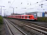 Ein Doppelzug aus DB 422 ist am 11.11.2009 im Essener Hauptbahnhof unterwegs.