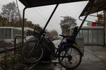 Sucht man unter dem Wellblechdach diverser Fahrradständer vor Regen und Schnee Schutz, um ein paar Züge zu fotografieren, so entstehen durchaus merkwürdige Ideen.