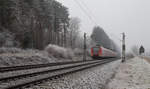 Raureif und Nebel bestimmten am Morgen des 31.12.16 das Bild in Poing, währenddessen 423 364-9 als S2 in Richtung Erding unterwegs war.