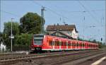 Der aus 425 089 und 425 050 gebildete  RE 15009  von Treysa nach Frankfurt beim Zwischenhalt in Lang Gns.