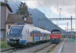 In Villeneuve werden die beiden Stuttgarter S-Bahn Triebwagen 430 236 und 727 langsam ins Alstom Werk Villeneuve rangiert, während der rechts im Bild zu sehende Eem 923 030-1 das normale Manöver von SBB Cargo abwickelt. 

6. September 2024