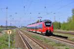 Als RE 13012(Sassnitz-Rostock Hbf) rollt der 442 352 durch Bentwisch seinem Ziel Rostock entgegen.