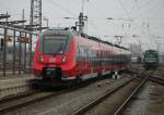 442 356-2 als RB 12(RB 13261)von Rostock Hbf nach Ribnitz-Damgarten West bei der Ausfahrt im Rostocker Hbf.im Hintergrund fuhr der Leerpark IC 2238(Leipzig-Rostock)in die Abstellung.