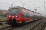 442 128-5+442 339-8 als RE 18490 von Berlin Hbf(tief)nach Warnemünde bei der Einfahrt im Rostocker Hbf.15.10.2017