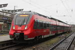 442 325-7 stand als berfhrung 70108 von Berlin Lichtenberg nach Rostock Hbf im Rostocker Hbf.07.12.2018