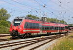 442 645-8  Schwarze Elster als Leerfahrt bei der Ausfahrt im Rostocker Hbf.18.06.2023