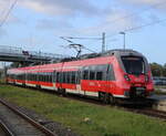 442 859 als S1(Warnemünde-Rostock)bei der Ausfahrt in Warnemünde Werft.14.10.2023