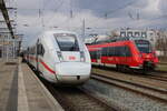 812 003-2 traf am Mittag des 15.03.2024 auf 442 847 im Rostocker Hbf.