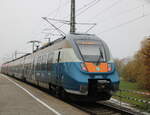 442 837 als S2(Rostock-Warnemünde)bei der Ausfahrt in Hp Rostock-Holbeinplatz.10.11.2024