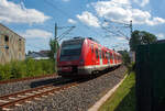Der vierteilige ET (elektrische Triebzug) 422 572-8 / 422 072-9 der S-Bahn Rhein-Ruhr (Betreiber DB Regio NRW), der Linie S9 von Gladbeck über Essen Hbf nach
W-Vohwinkel, erreicht am 18 Juli 2015 bald den neuen Haltepunkt Essen-Kupferdreh.
