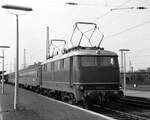 Vorserien E10 001 (Bw Nürnberg Hbf) aufgenommen am 7.4.1965 in Hanau Hbf