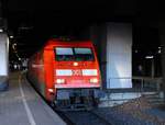 DB 101 010-7 ist gerade mit dem IC 2218 aus Stuttgart im Hamburger Hauptbahnhof angekommen...11.03.2015