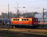 br-6-110-e-10-kasten/571800/e10-205-115-205-72017-abgestellt-am E10 205/ 115 205-7(++2017) abgestellt am Stellwerk HH-Langenfelde aufgenommen aus dem vorbeifahrendem SH-Express nach Hamburg. 01.11.2014