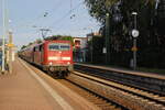 In Kaarst Büttgen ist die 111 015-4 mit einem RE4Zug von Dortmund nach Aachen bei der Durchfahrt von mir abgelichtet worden am 2.9.2012
