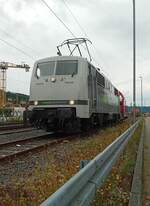 111 222 von Railadventure  ist abfahrbereit mit der Gmeinder D60C im Zufahrtsgleis der Firma Gmeinder zusehen am 29.8.2023.