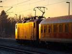 Der aufgehenden Sonne entgegen verlässt hier die 112 153 mit dem SH-Express nach Hamburg den Bahnhof von Schleswig.