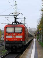 br-6-112-ex-dr-212/571772/112-175-5-mit-sh-express-nach-flensburg 112 175-5 mit SH-Express nach Flensburg kurz vor seinem Halt in Schleswig. 26.10.2014