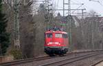 Für ihre eigentliche Aufgabe eigentlich viel zu schmutzig und wenig paasend fuhr die 115 448-3 durch Schleswig nach Padborg. 14.04.2013