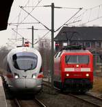 Während die 120 124-3 auf ihren Wagenpark für den IC 1981 nach München wartet hat ICE-(T)D 0605 020/120/220/520 Tz 5520  Rendsburg  Einfahrt in den Flensburger Bahnhof. 21.02.2014