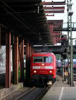 120 132-6 hat Einfahrt im Hamburger Hauptbahnhof.