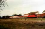 In Pattburg/Padborg wurde der Zug von der DB 120 112 übernommen, hier in Harrislee Nord  11.02.2005 