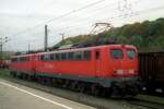 Die verkehrsrote 150 166-7 + E 40 504 / 140 504-2  rangieren in Plochingen, 26.10.2000 