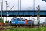 PRESS 140 038-0/ 140 851-7 i.E für Metrans steht hier zusammen mit der SRI/Metrans 145 088-1 abgestellt an der  blauen Brücke  in Hamburg-Waltershof.